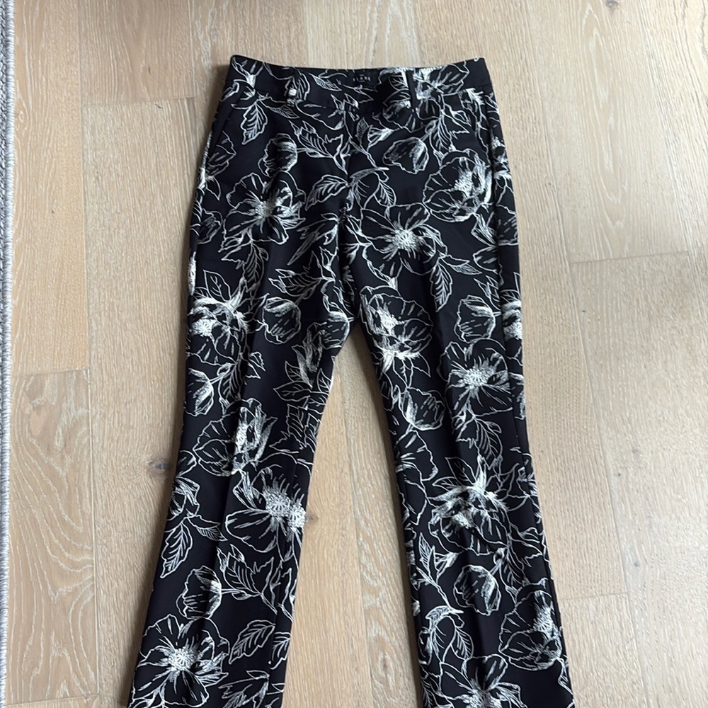 White House Black Market Flare‎ crop pant with belt loops black/white Size 4